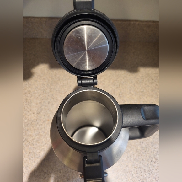 Stanley Classic Black Easy-Pour Growler With Handle, 64 Ounce - Picture 8 of 8